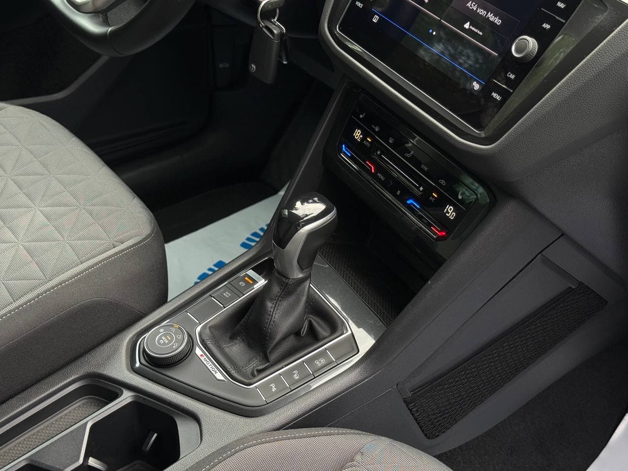 Volkswagen Tiguan — фото 14