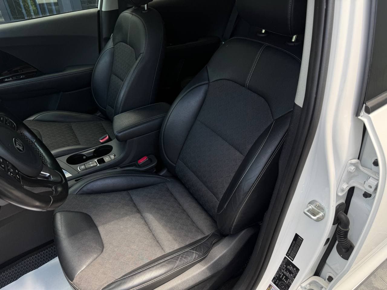 Kia Niro Plug-in hybrid — фото 12