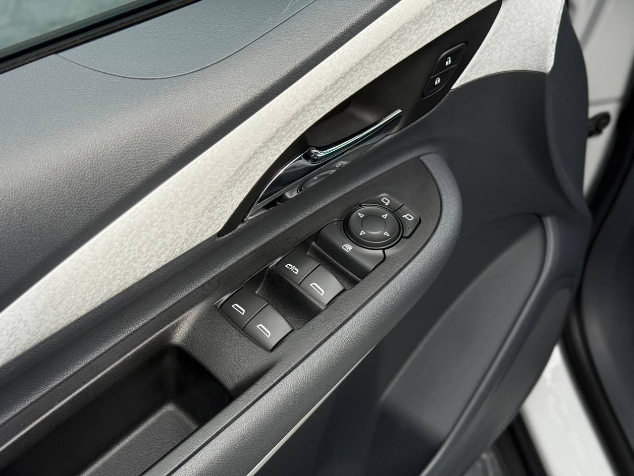 Chevrolet Bolt EV — фото 9