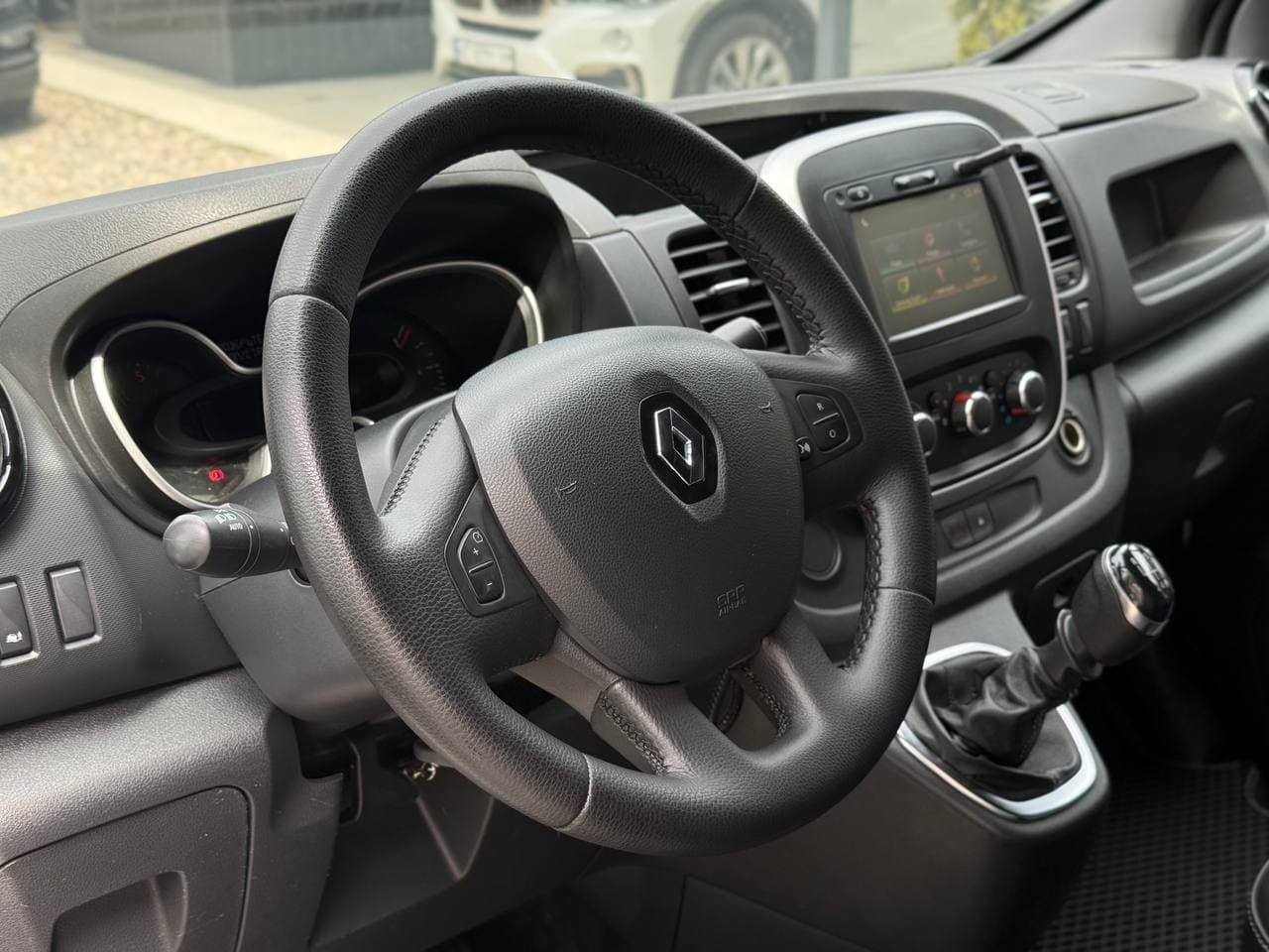 Renault Trafic — фото 18