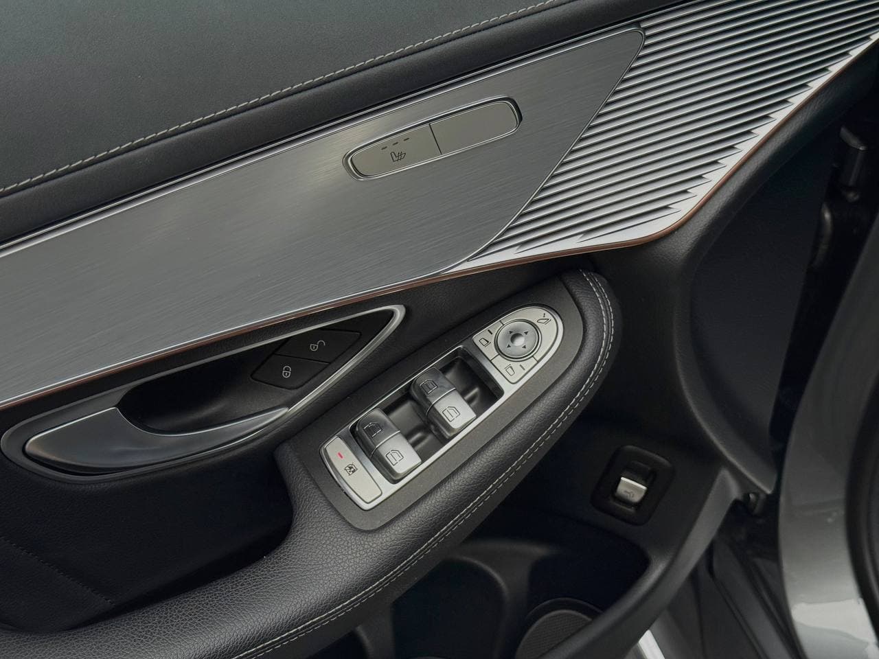 Mercedes EQC 400 AWD — фото 15