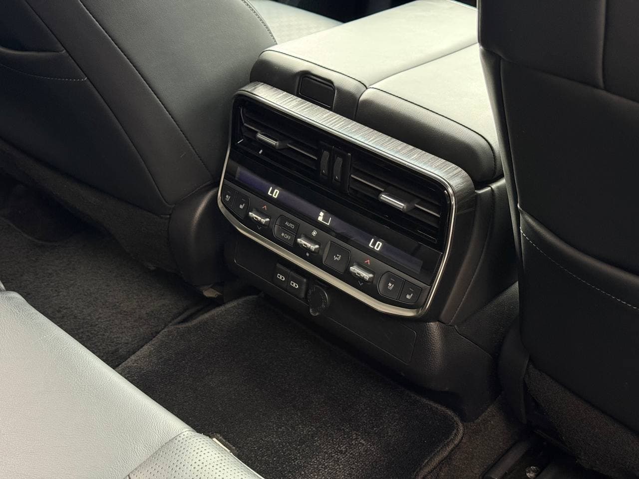 Toyota Land Cruiser 300 Premium — фото 13