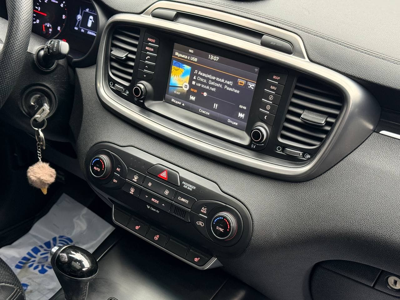 Kia Sorento — фото 9